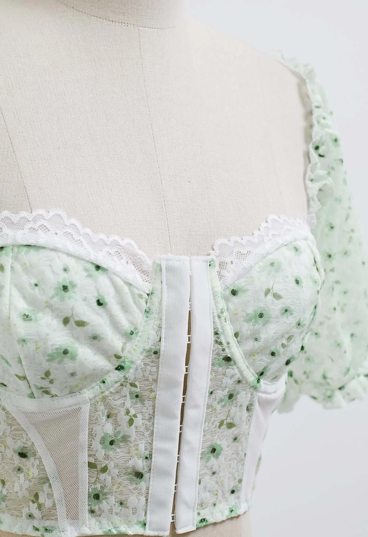 Bustier-Crop-Top mit Blümchenärmeln und Spitze in Grün