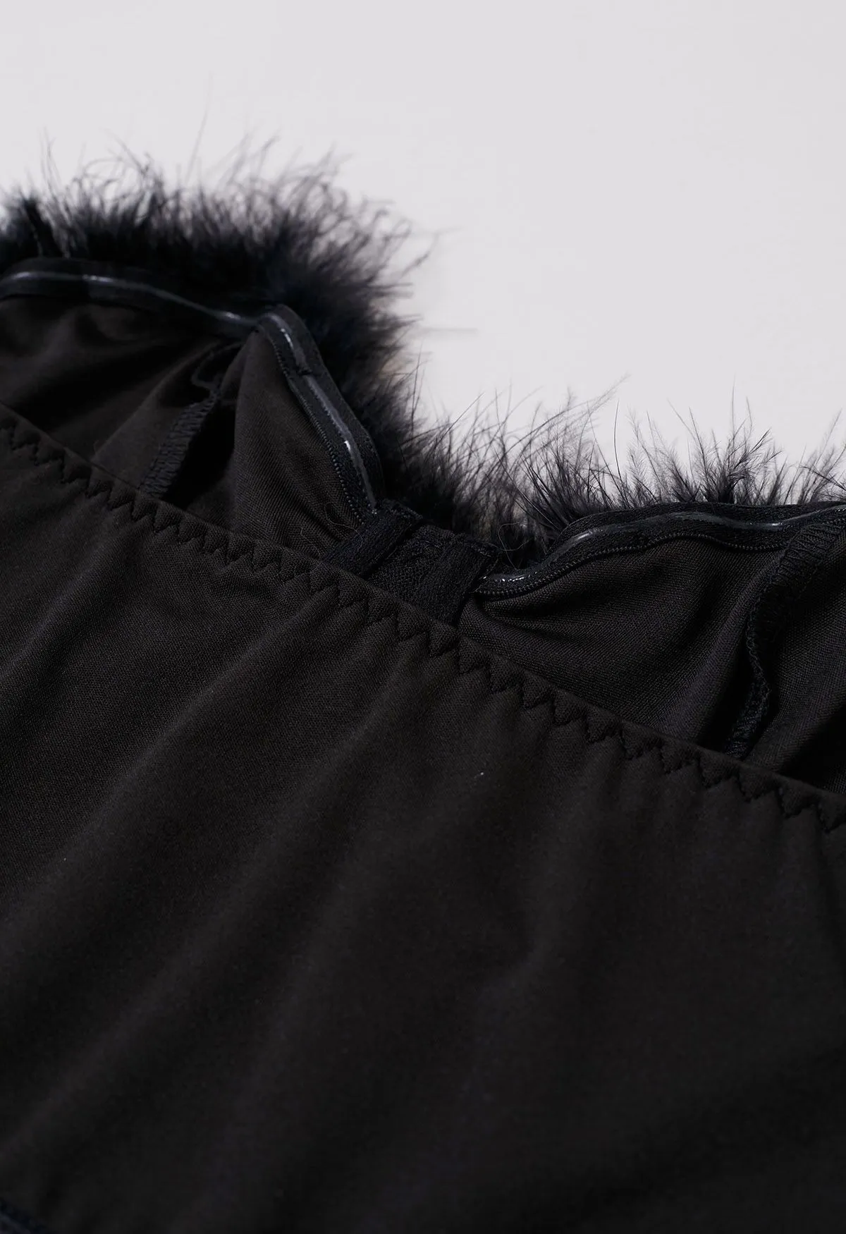 Bustier-Crop-Top mit Federbesatz in Schwarz