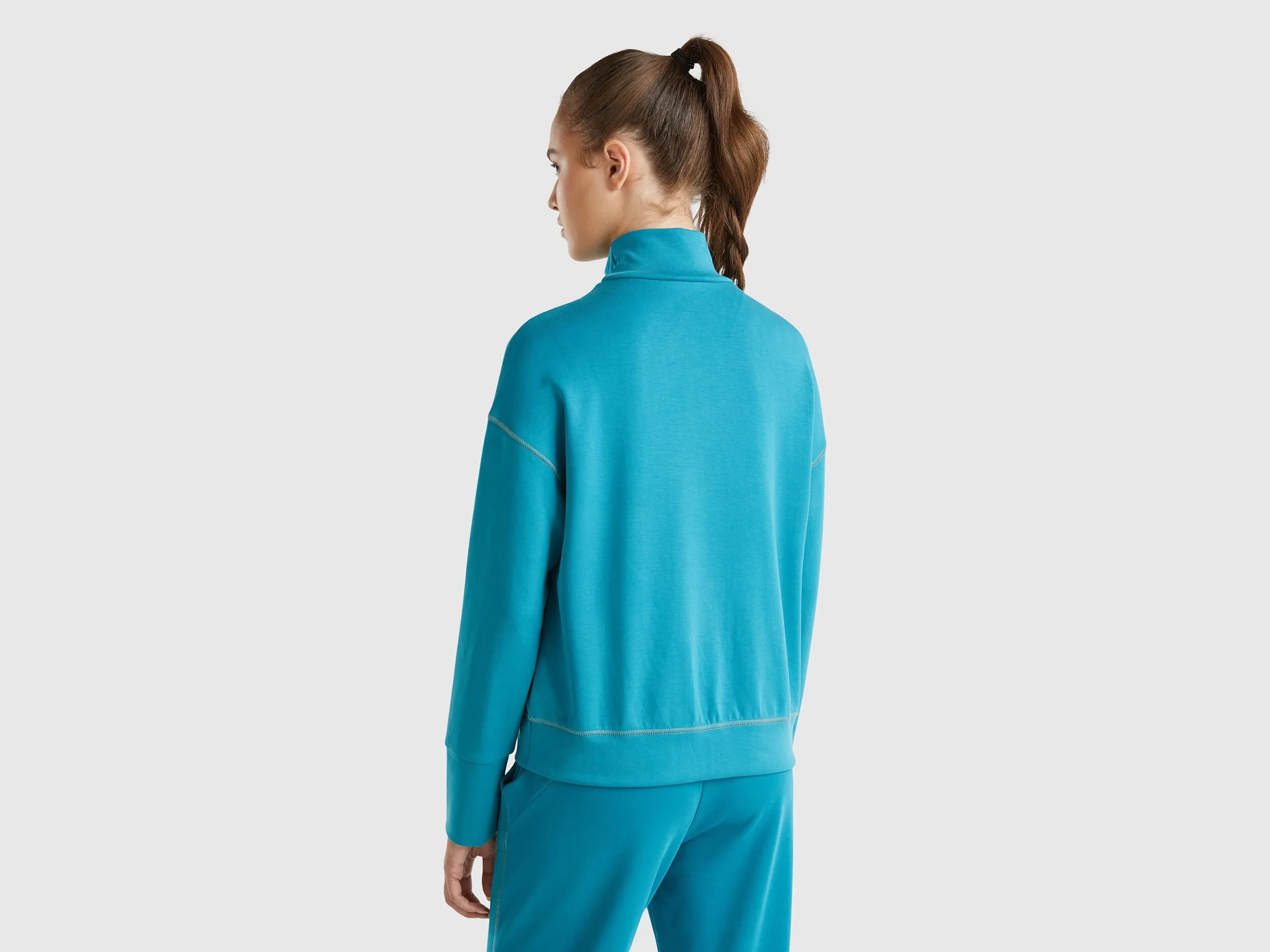 Elastischer fließender Sweater