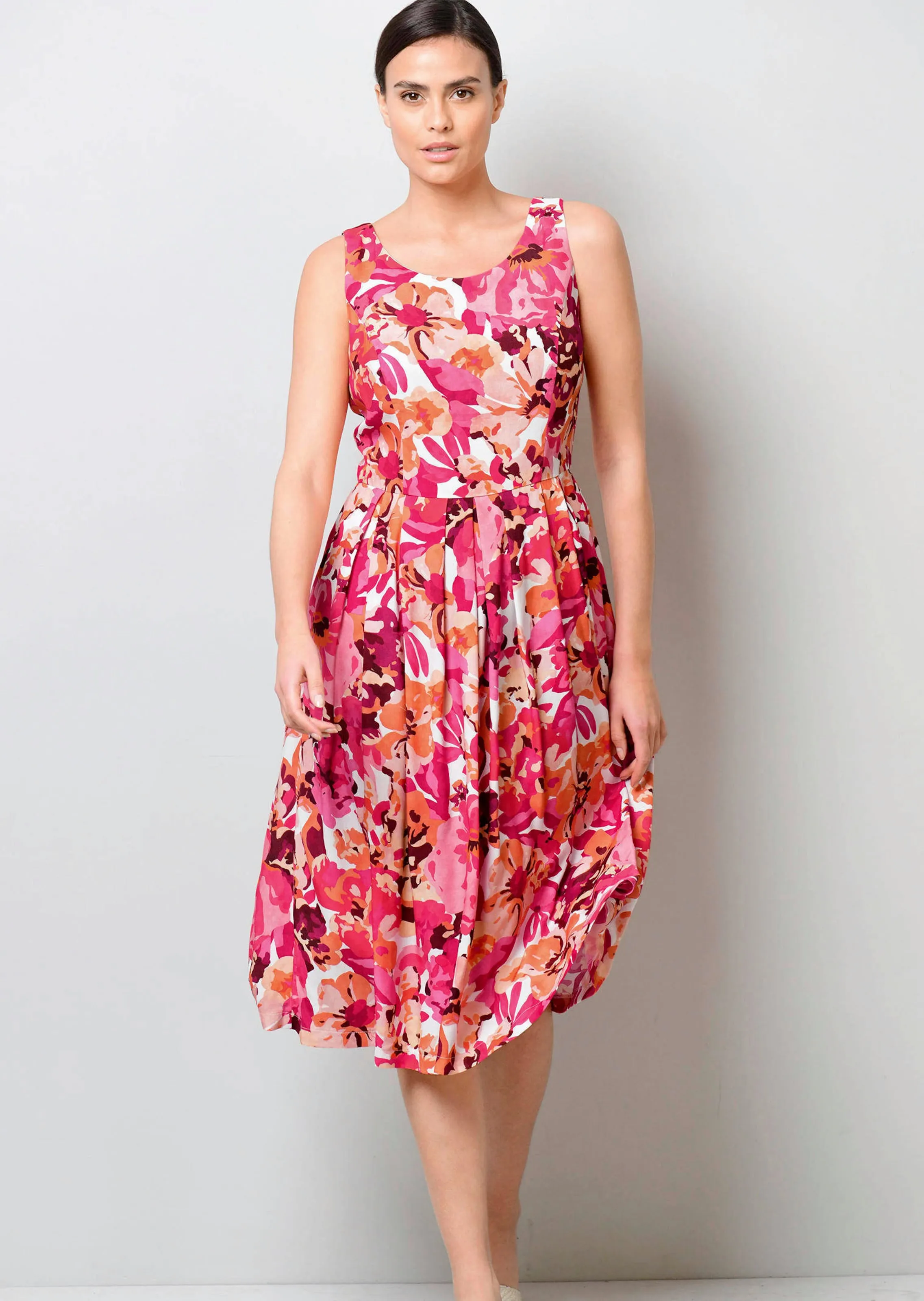 Kleid mit Falten in der Taillennaht