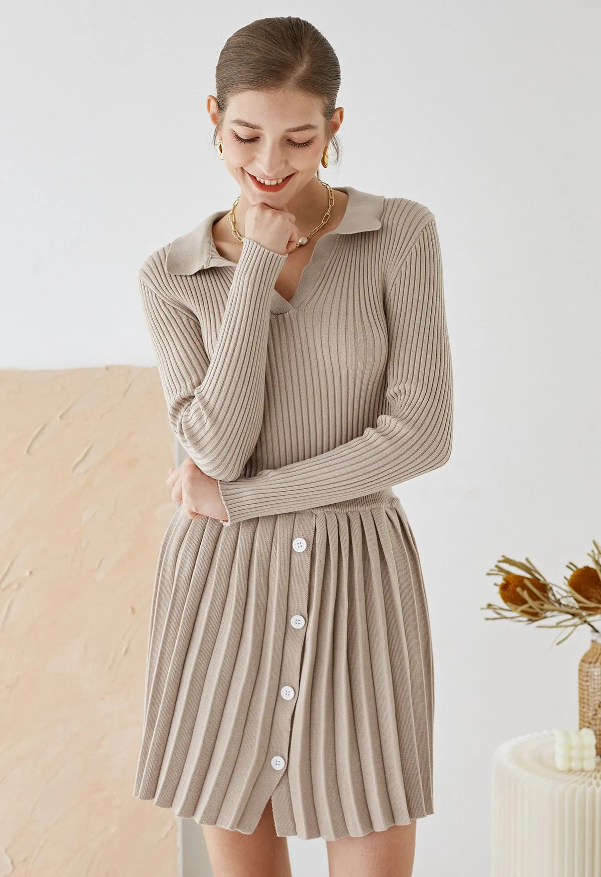 Set aus Strickoberteil mit V-Ausschnitt und Faltenrock in Oatmeal