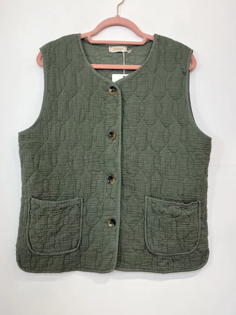 Ärmellose, geknöpfte Steppjacke